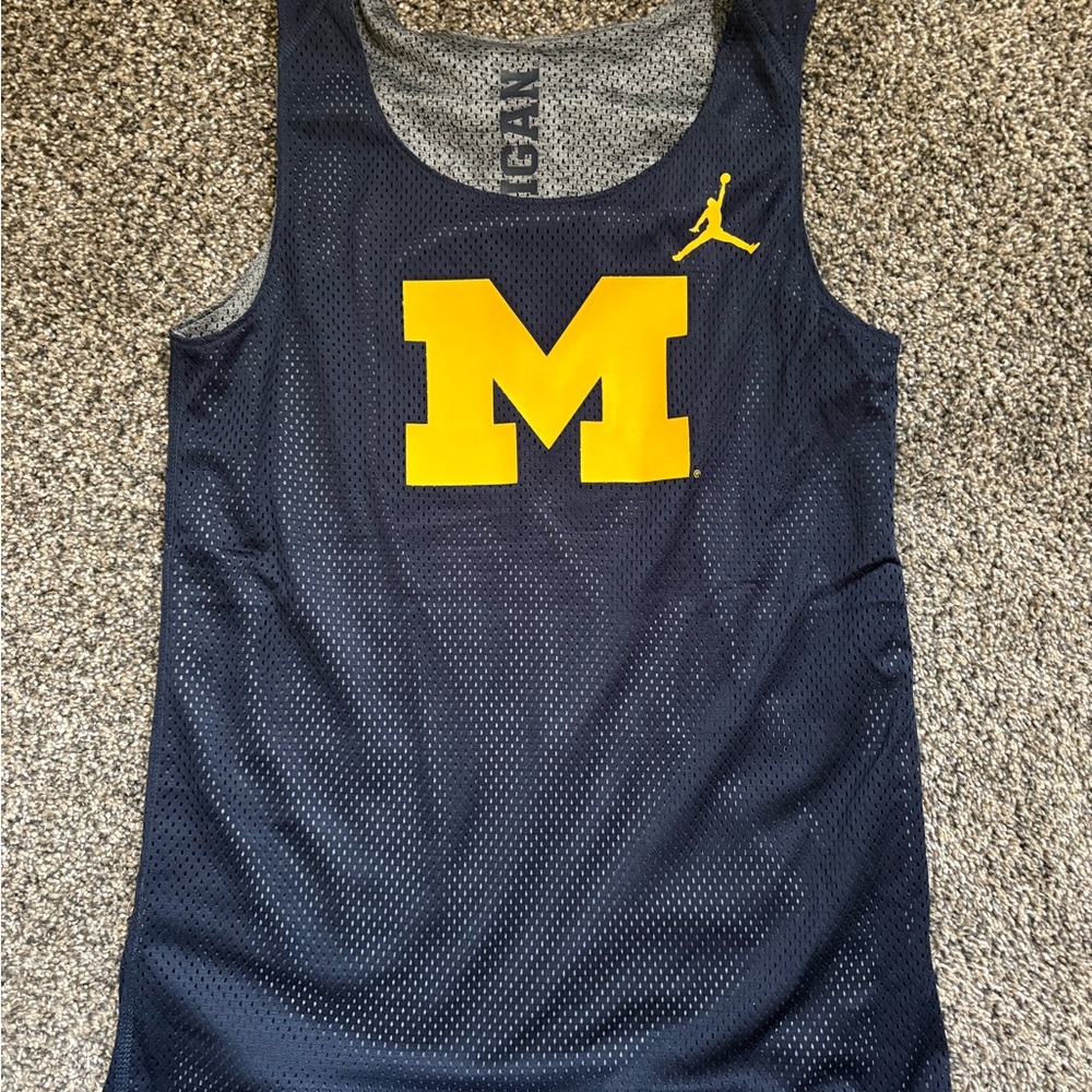 Nike Women's Navy Muscle Tee with Yellow Michigan M